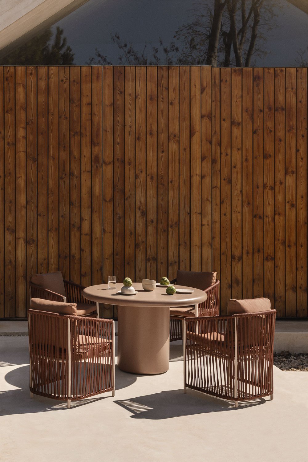 Ensemble composé d'une table ronde 120 cm en ciment Namara et de 4 chaises de jardin avec accoudoirs en aluminium et corde tress, image de la galerie 1