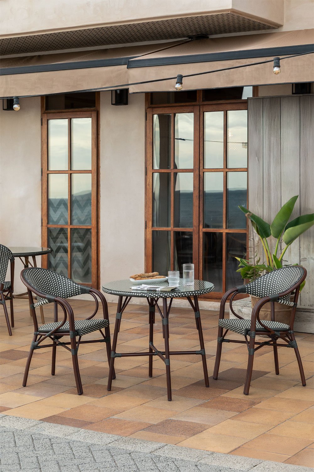 Ensemble table ronde Ø80 cm et 2 chaises de jardin empilables avec accoudoirs aluminium Brielle Bistro, image de la galerie 1