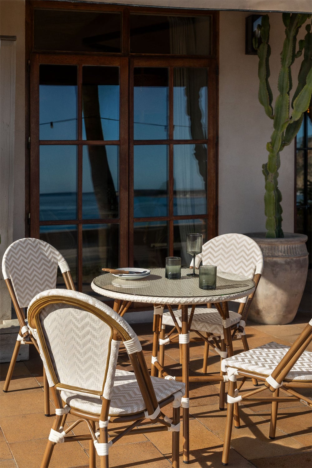 Ensemble table ronde Brielle Bistro (80 cm de diamètre) et 4 chaises de jardin empilables en aluminium, image de la galerie 1