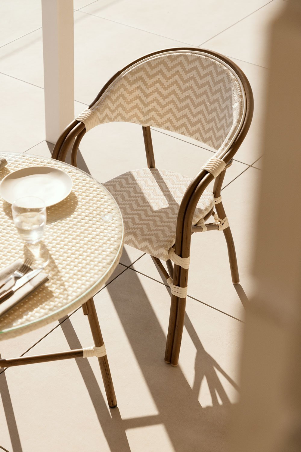 Chaise de jardin empilable en aluminium avec accoudoirs Brielle Bistro, image de la galerie 1