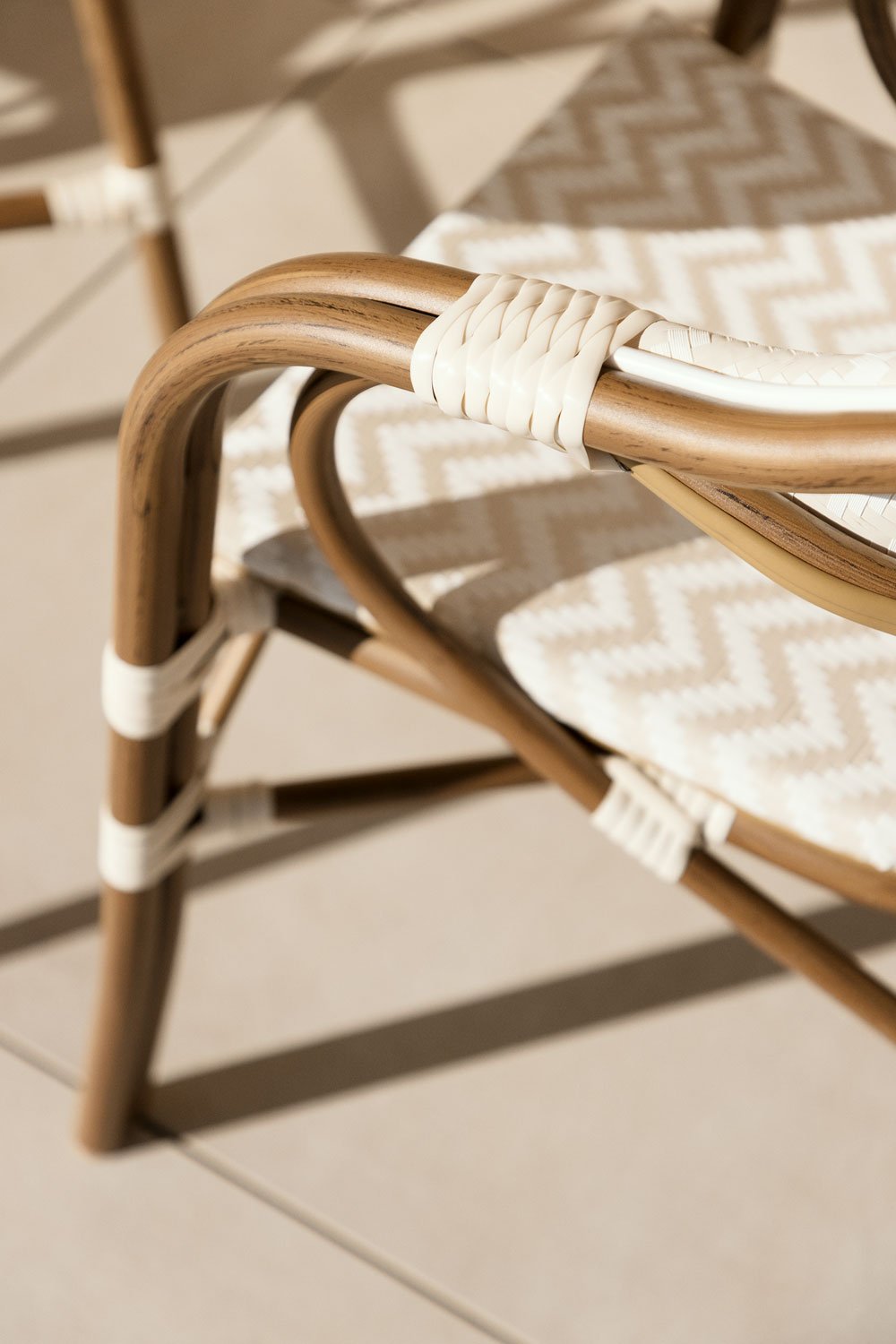 Lot de 4 chaises de jardin empilables en aluminium Brielle Bistro avec accoudoirs, image de la galerie 3