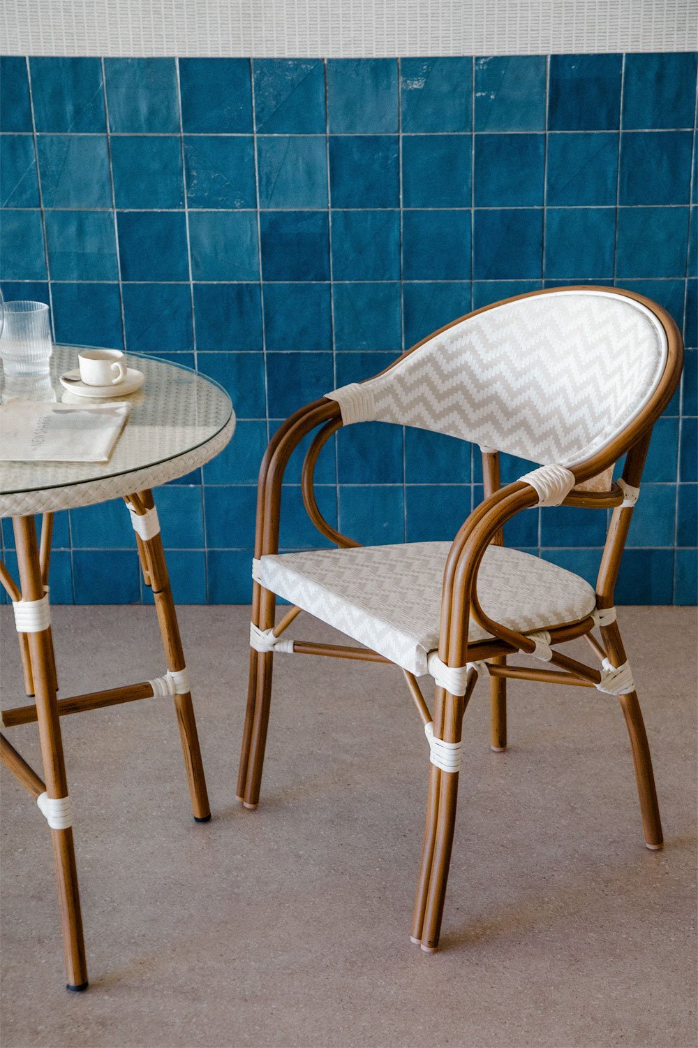 Lot de 4 chaises de salle à manger empilables en aluminium Brielle Bistro avec accoudoirs, image de la galerie 1