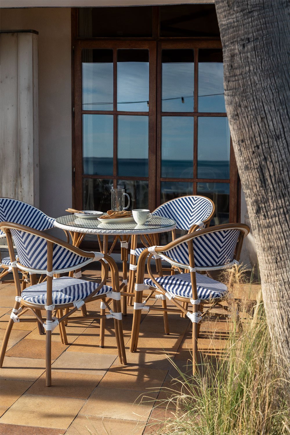 Ensemble de bistrot Brielle composé d'une table ronde de 80 cm et de 4 chaises de jardin empilables en aluminium avec accoudoirs, image de la galerie 1