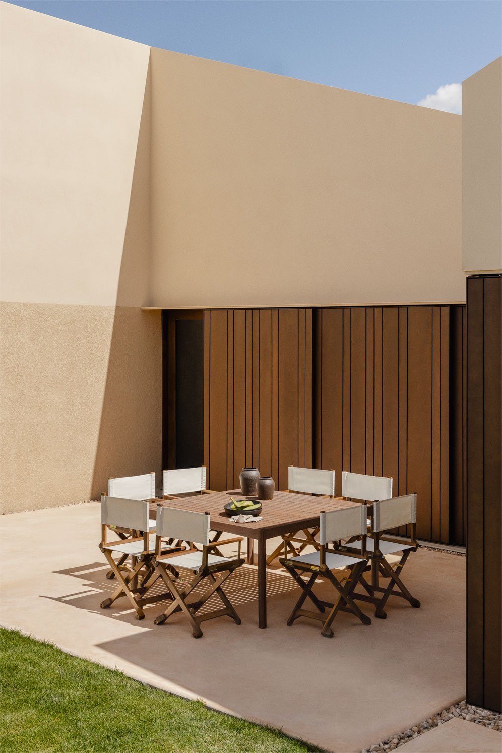 Ensemble de table carrée 150x150 cm en bois d'acacia Aderyn et 8 chaises de directeur de jardin pliantes Ridley en bois, image de la galerie 1