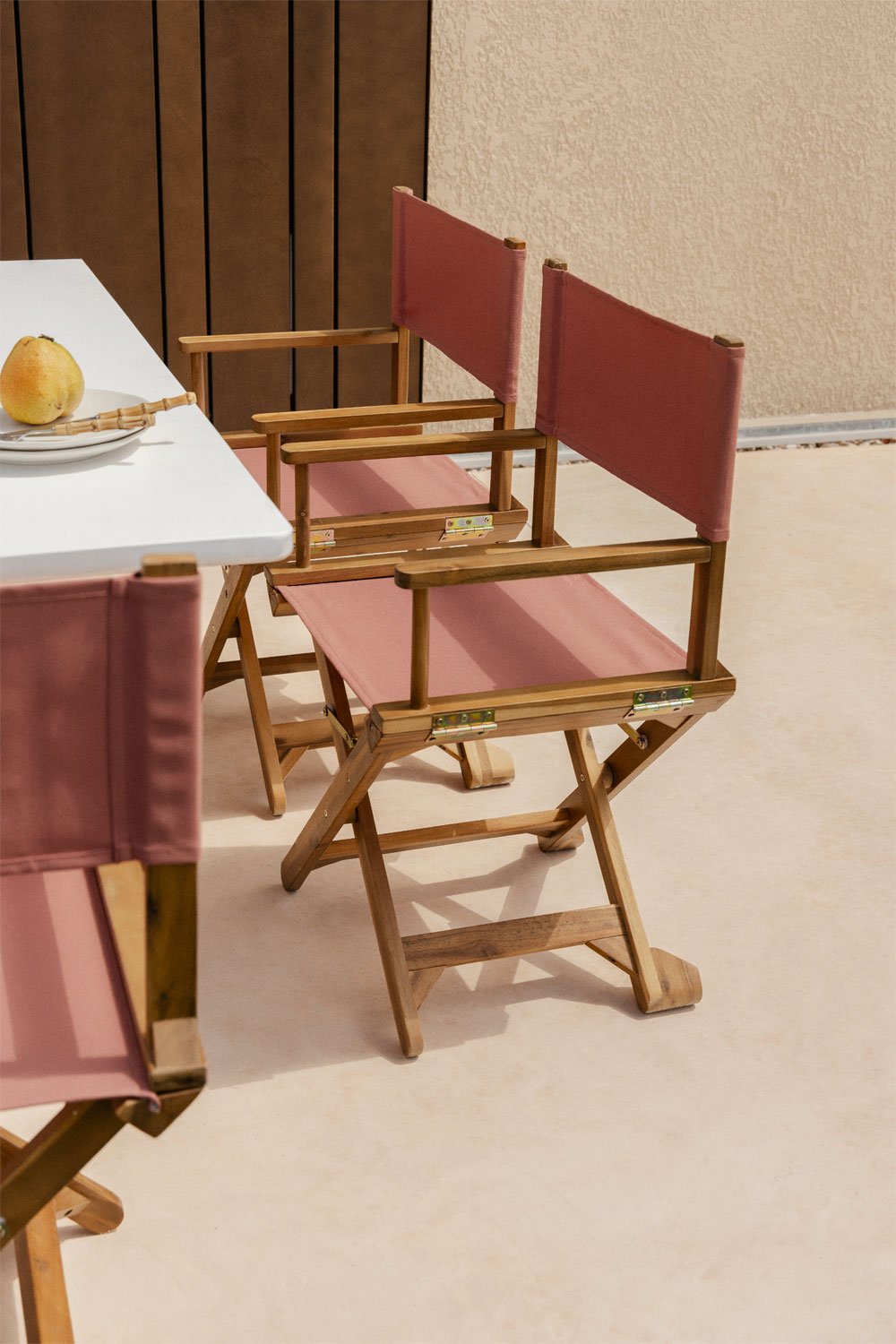 Ensemble de table carrée 150x150 cm en ciment Lisbon et 8 chaises de directeur de jardin pliantes en bois Ridley, image de la galerie 2