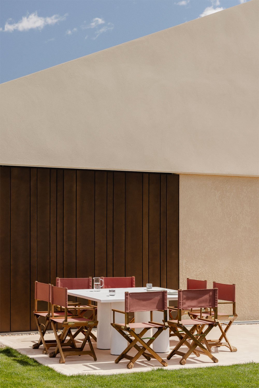 Ensemble de table carrée 150x150 cm en ciment Lisbon et 8 chaises de directeur de jardin pliantes en bois Ridley, image de la galerie 1