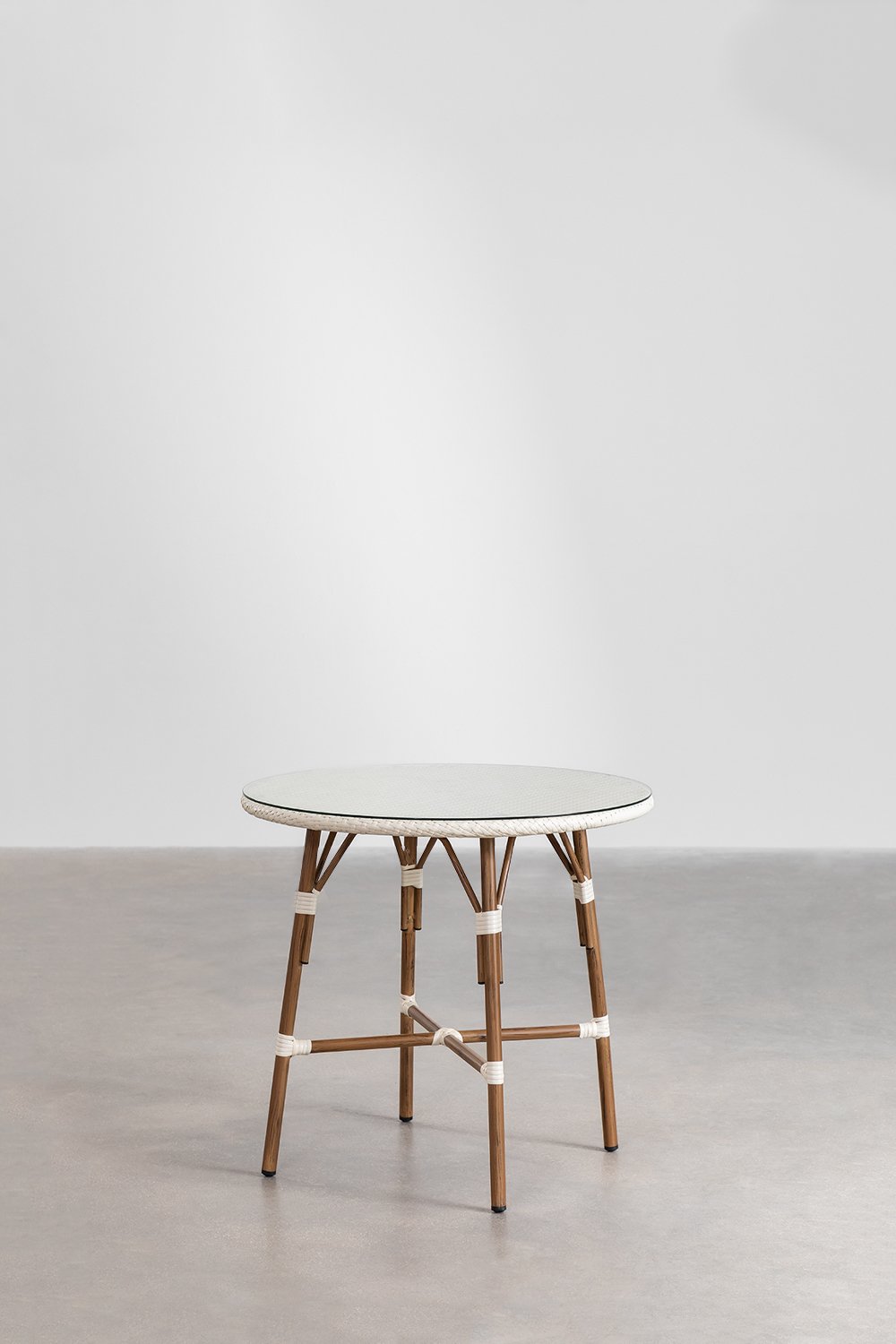 Ensemble de bistrot Brielle composé d'une table ronde de 80 cm et de 4 chaises de jardin empilables en aluminium avec accoudoirs, image de la galerie 3