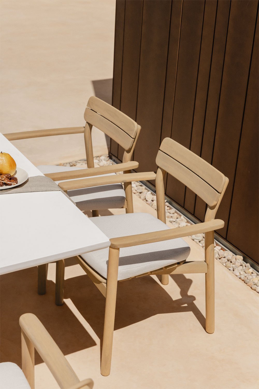 Ensemble table carrée 150x150 cm en ciment Lisbonne et 8 chaises de jardin Saira en bois d'acacia avec accoudoirs, image de la galerie 2
