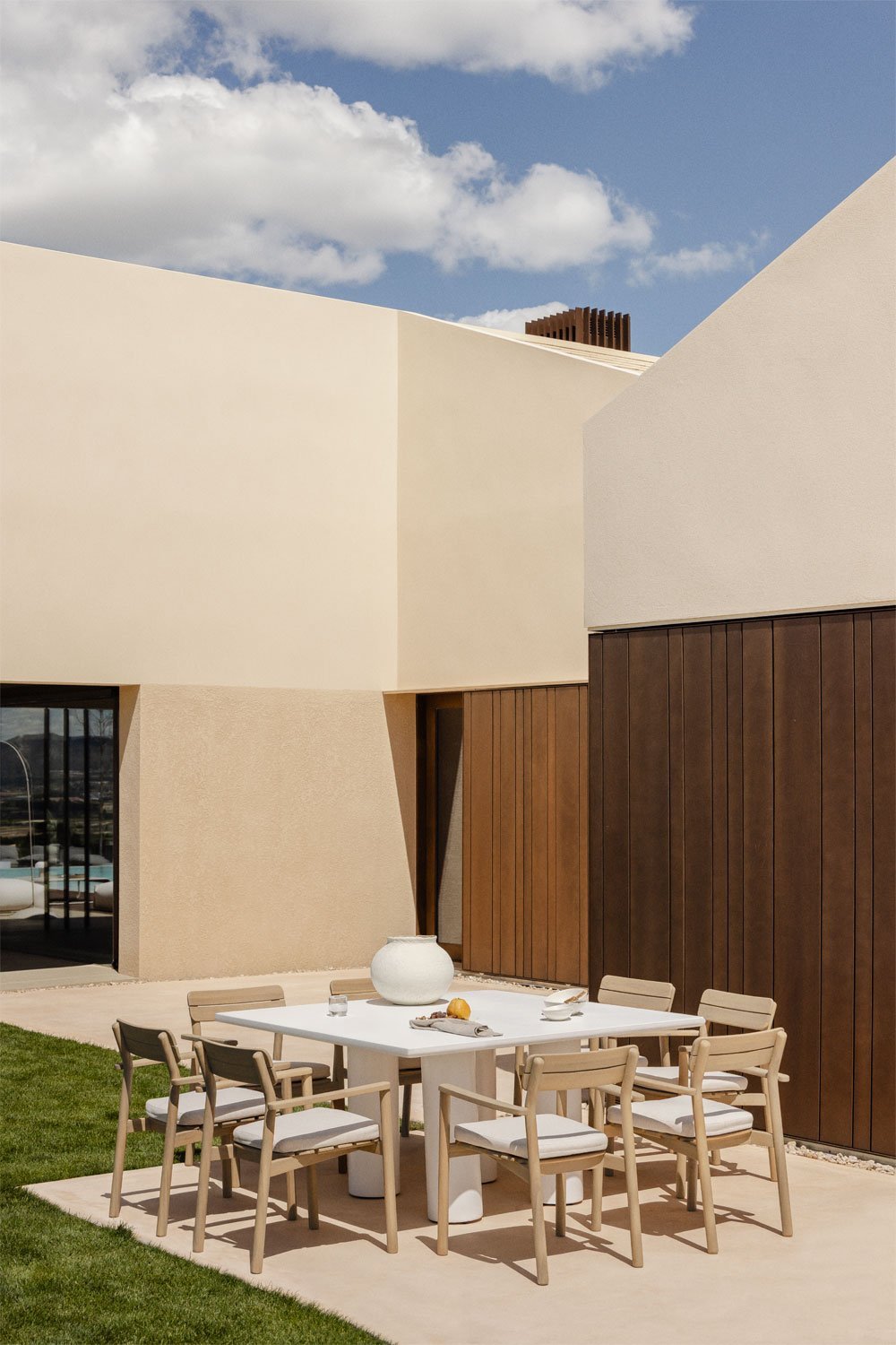 Ensemble table carrée 150x150 cm en ciment Lisbonne et 8 chaises de jardin Saira en bois d'acacia avec accoudoirs, image de la galerie 1