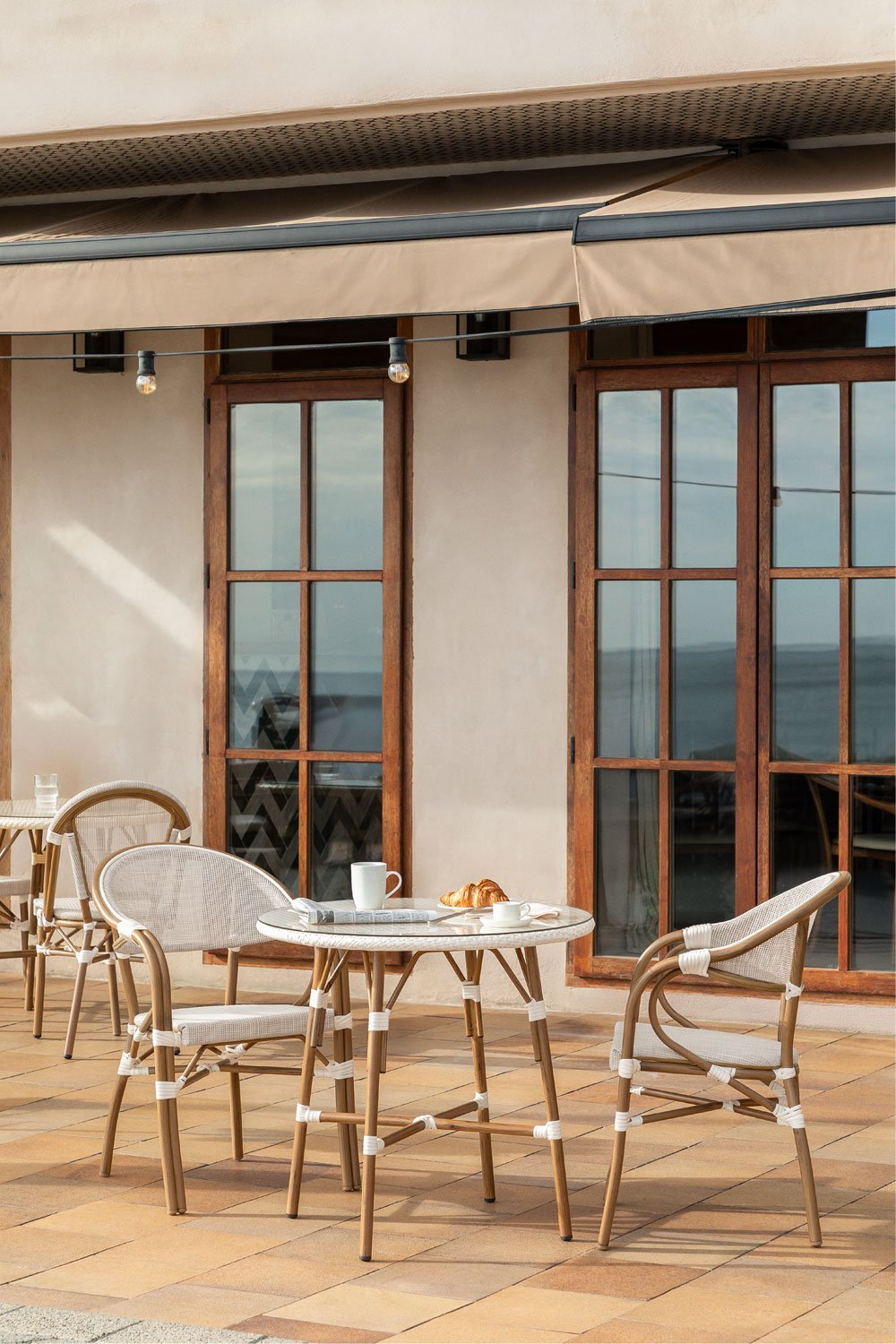 Ensemble de bistrot Brielle composé d'une table ronde de 80 cm et de 2 chaises de jardin empilables en aluminium avec accoudoirs, image de la galerie 1