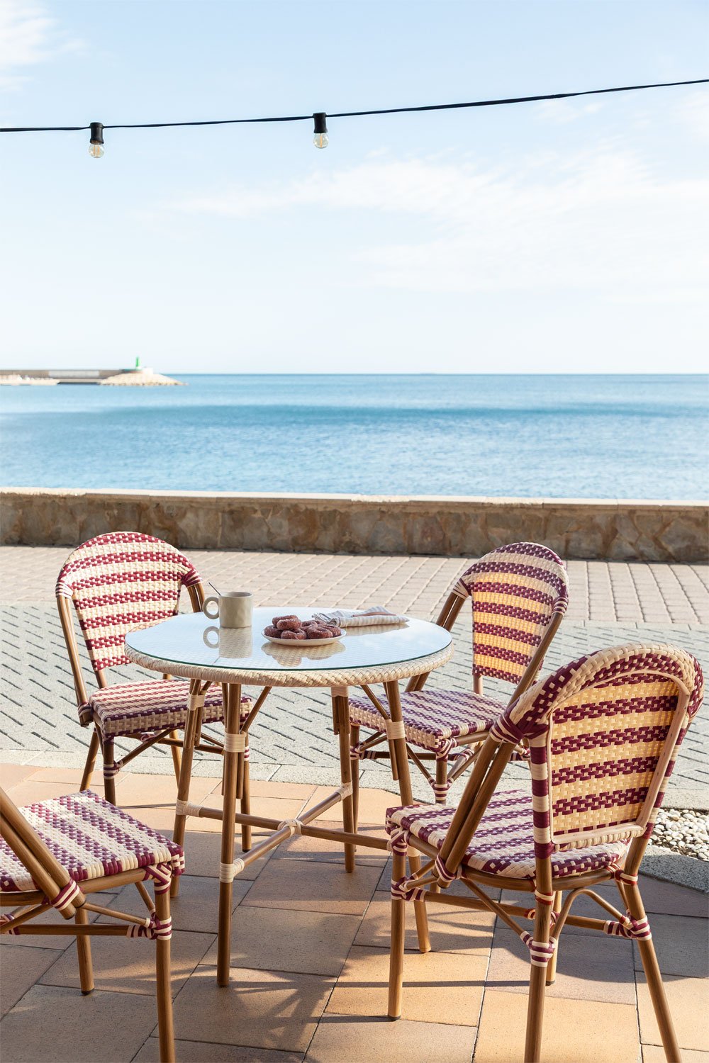 Ensemble table ronde Ø80 cm Brielle Bistro et 4 chaises de jardin empilables en rotin synthétique et aluminium Solange Bistro, image de la galerie 1