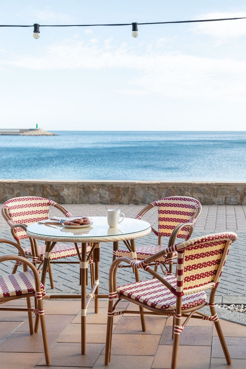 Ensemble de table ronde Ø80 cm Brielle Bistro et 4 chaises de jardin avec accoudoirs en rotin synthétique et aluminium Solange B, image de la galerie 1