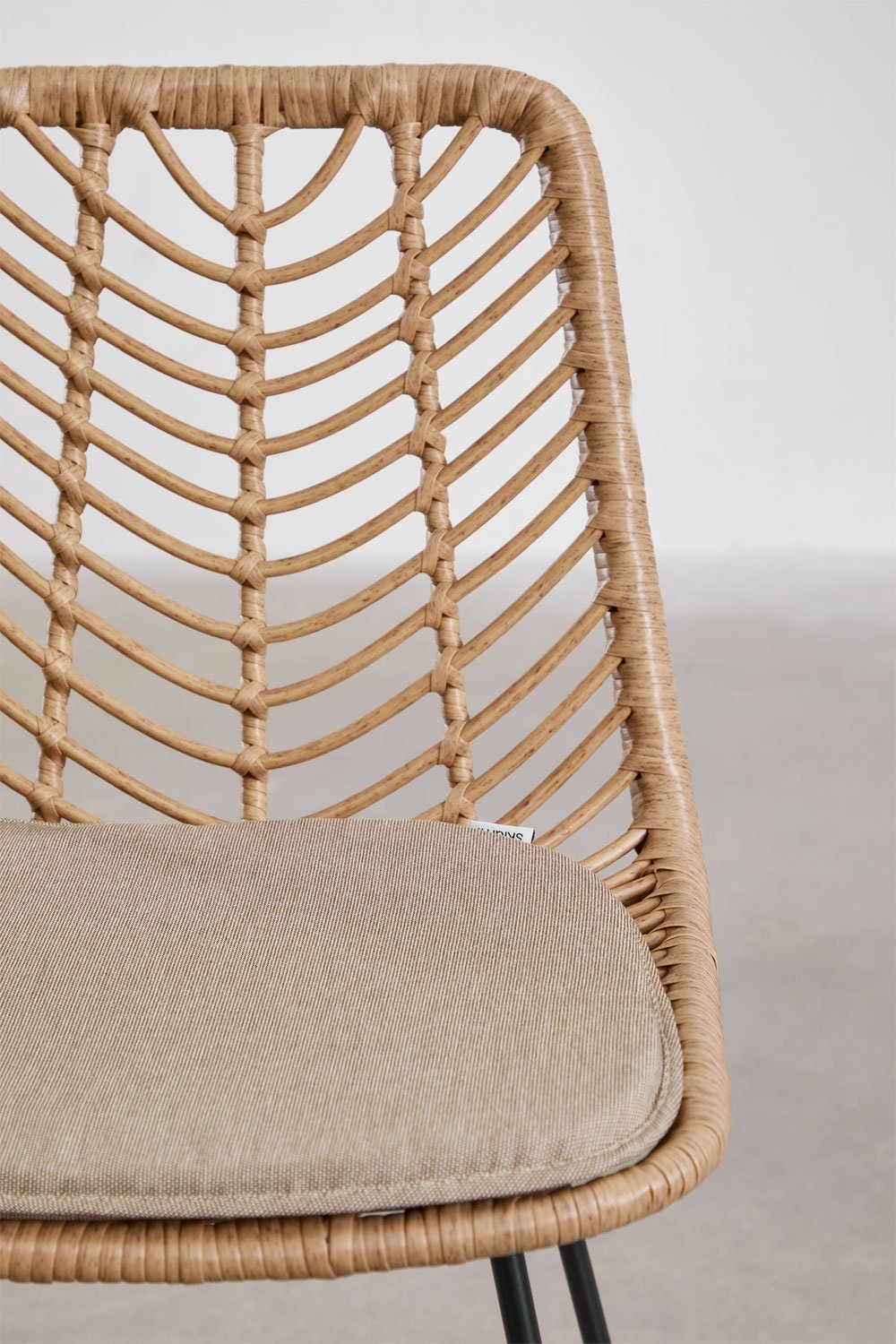 Lot de 2 tabourets hauts 65 cm en rotin synthétique finition naturelle et pieds blancs Gouda Natural, image de la galerie 4