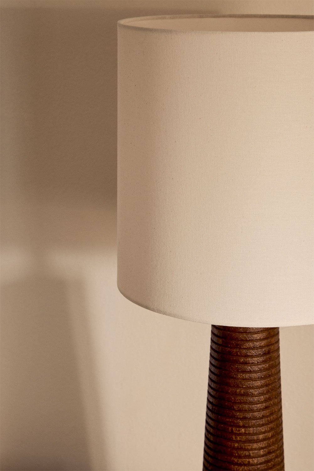 Lampe de table en bois de manguier Malva, image de la galerie 2