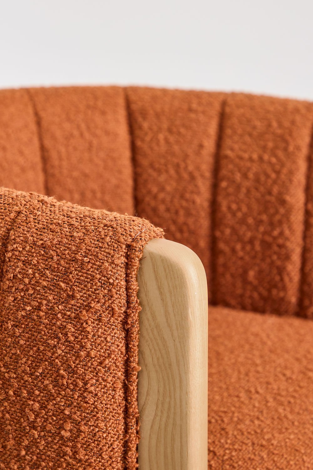 Fauteuil en bois de frêne et tissu bouclé Leo, image de la galerie 4