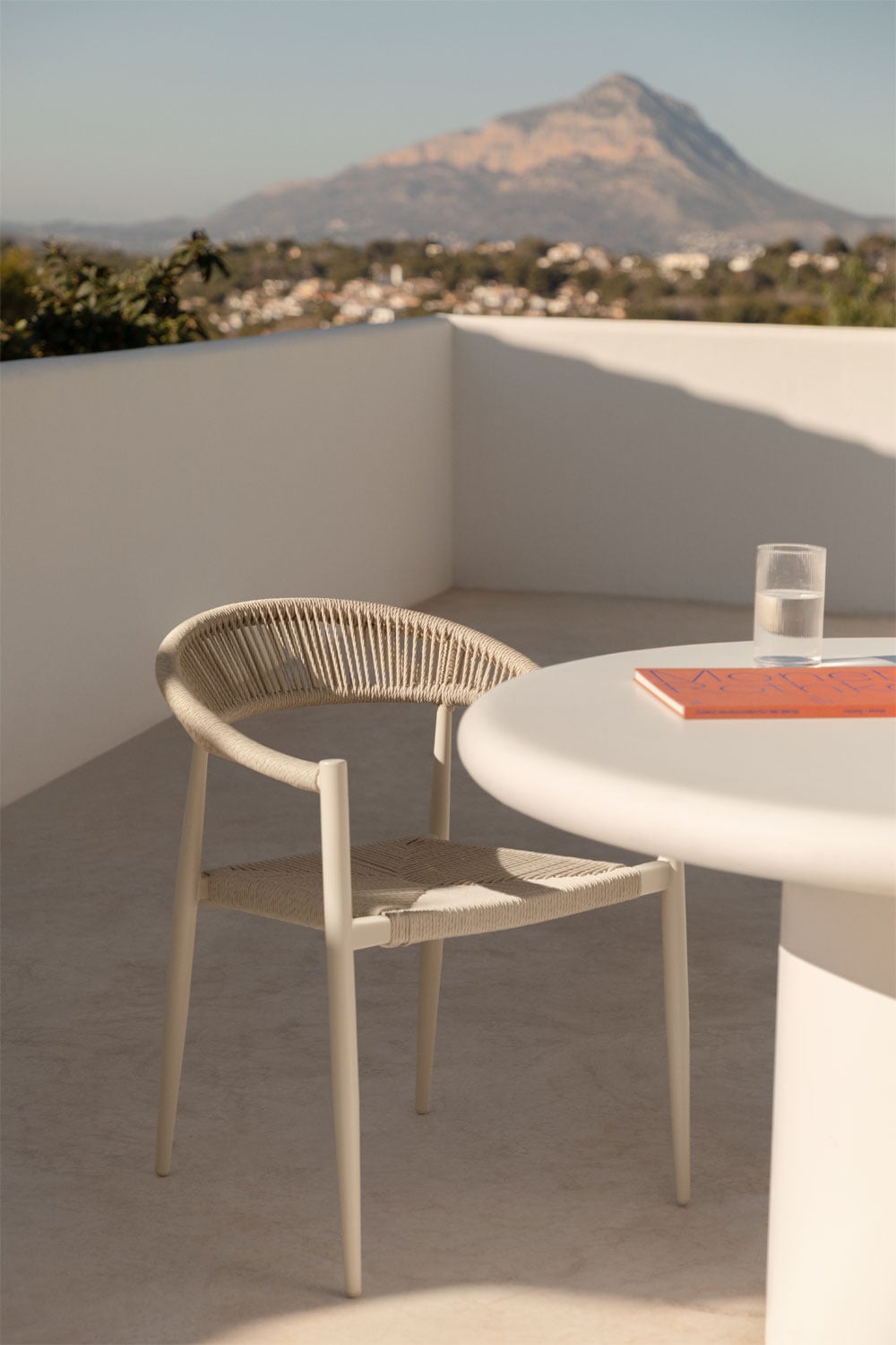 Pack de 4 chaises de jardin empilables avec accoudoirs en aluminium et rotin synthétique Amatria, image de la galerie 1