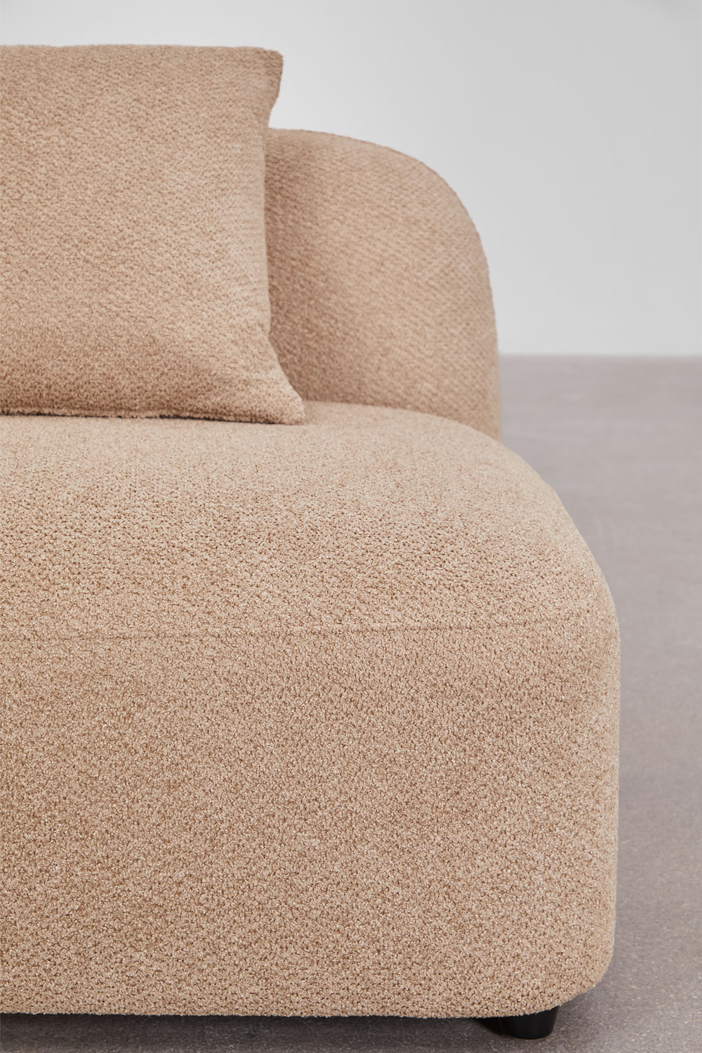 Gros plan de l'assise et du coussin du canapé Coco en chenille beige.