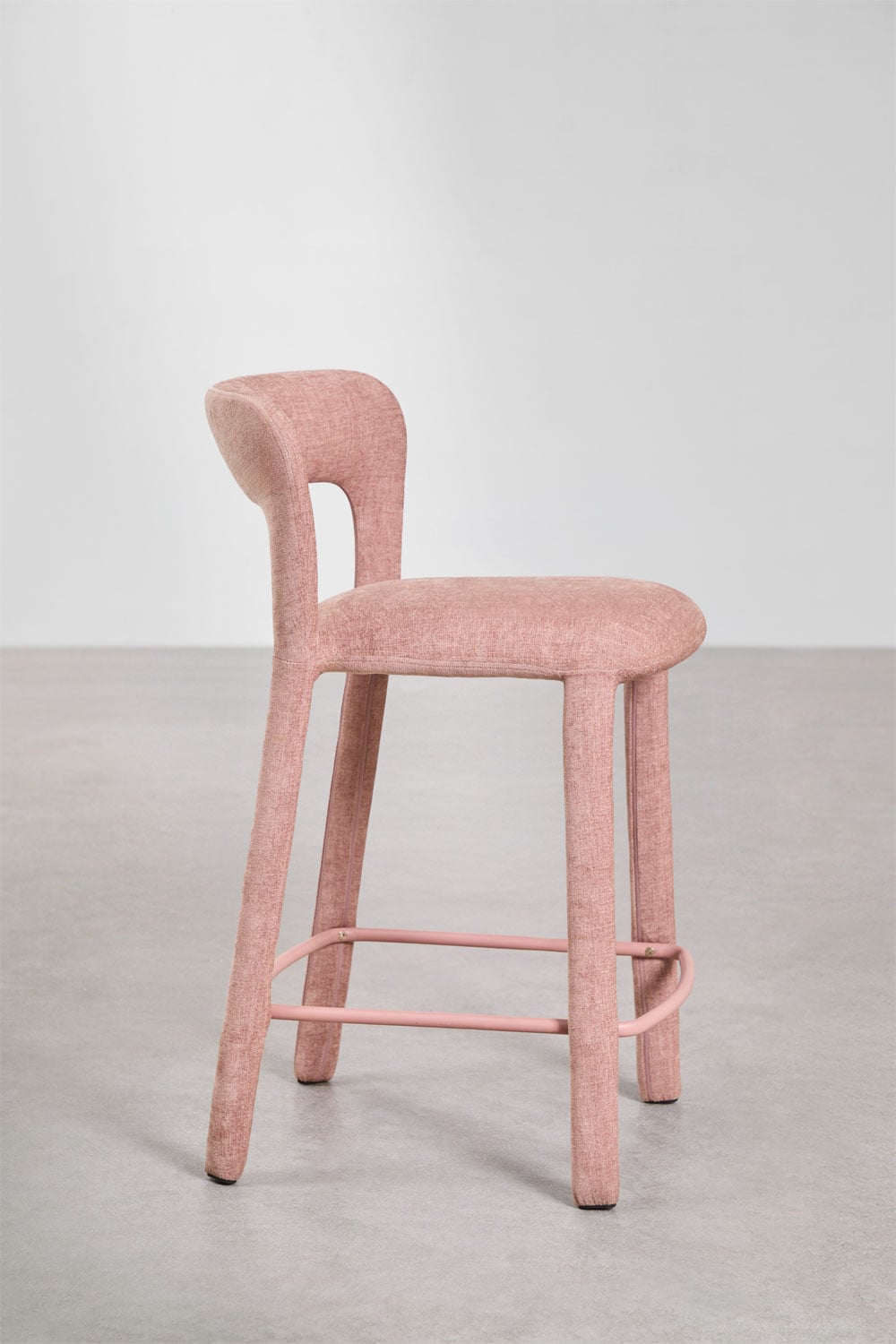 Lot de 2 tabourets hauts 65 cm avec dossier en tissu chenille rose quartz Brusel, image de la galerie 4