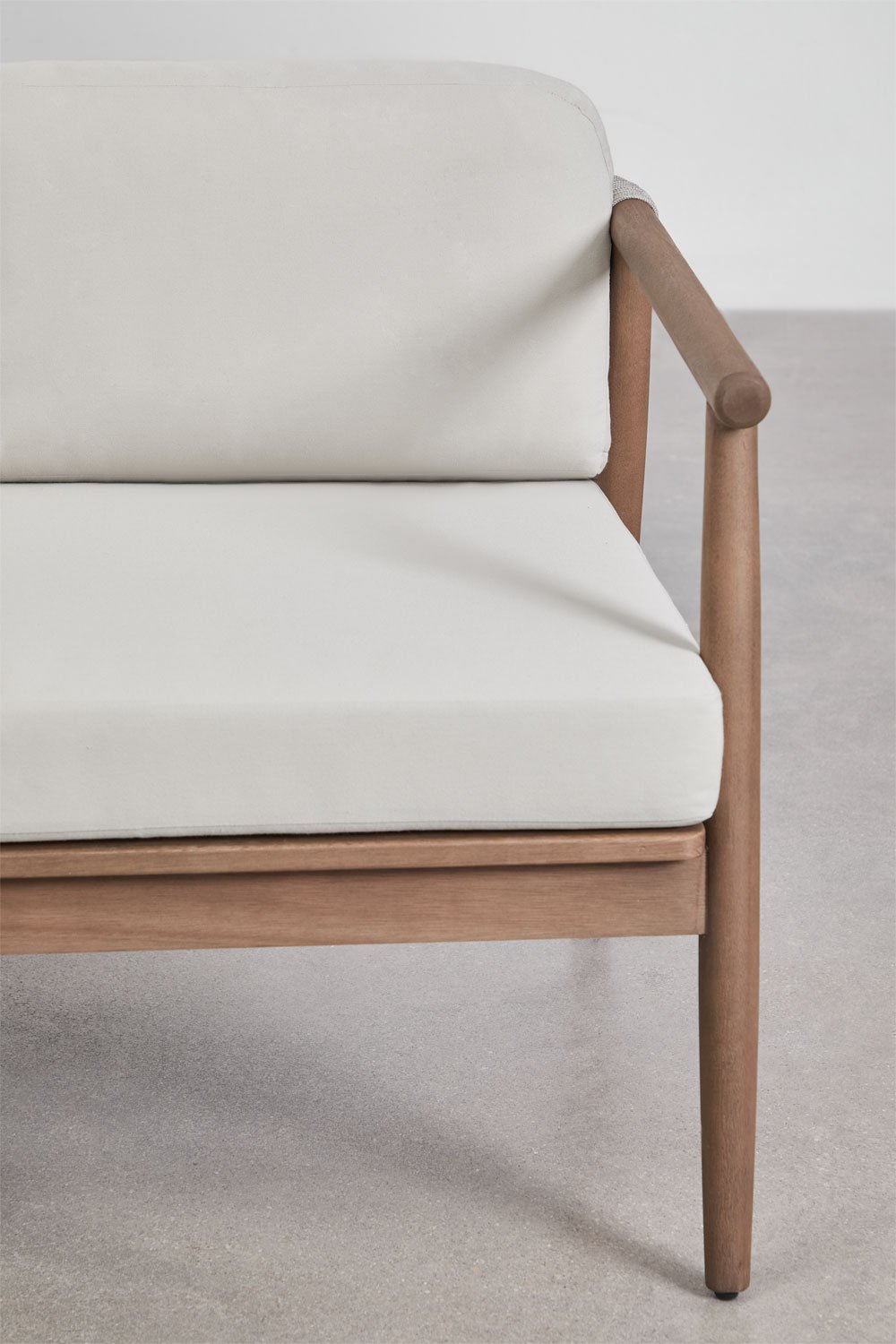 Ensemble de jardin avec un canapé 2 places, 2 fauteuils et une table basse en bois d'eucalyptus Aderyn, image de la galerie 9