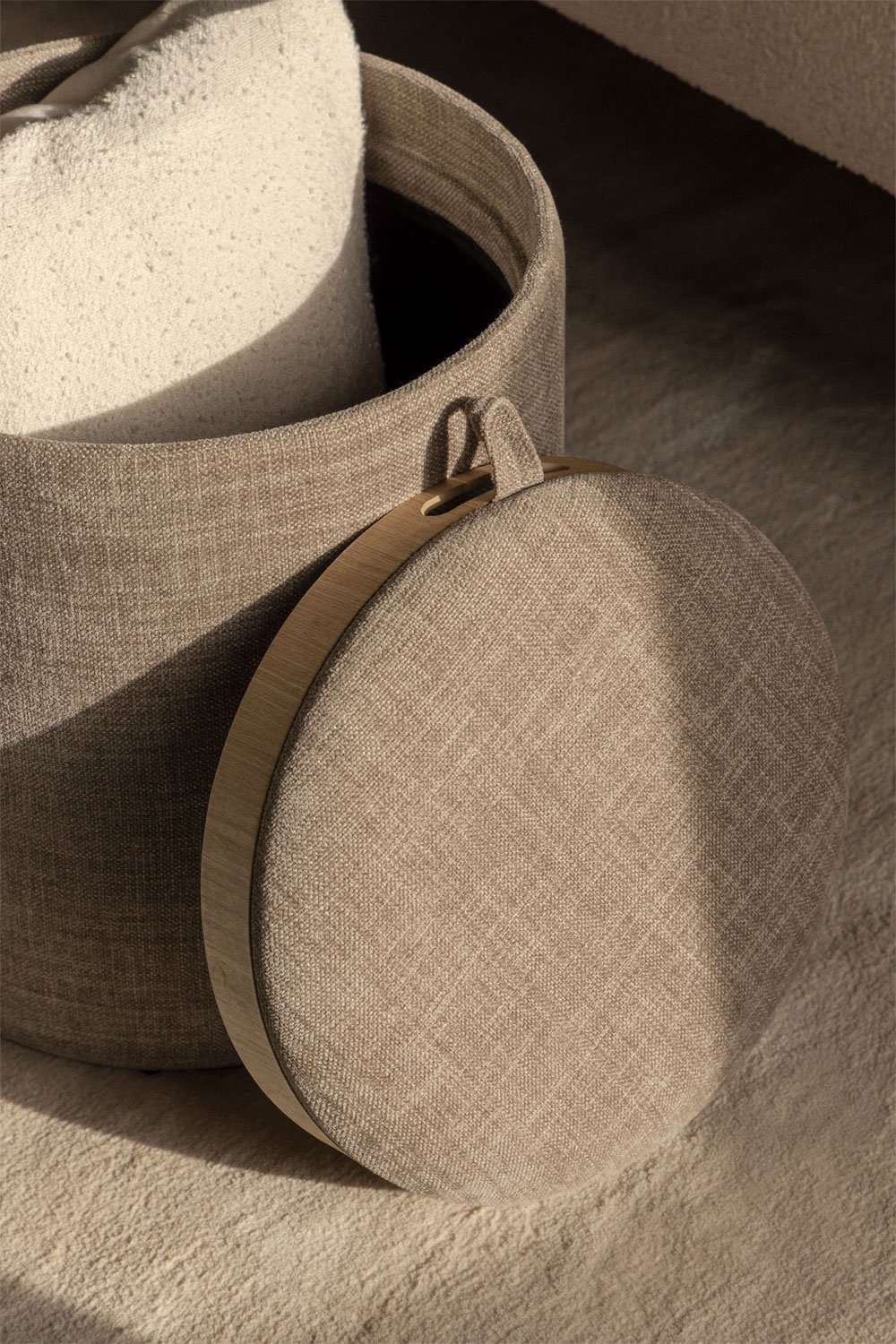 Pouf rond rembourré Berkeleni avec plateau et rangement, image de la galerie 2