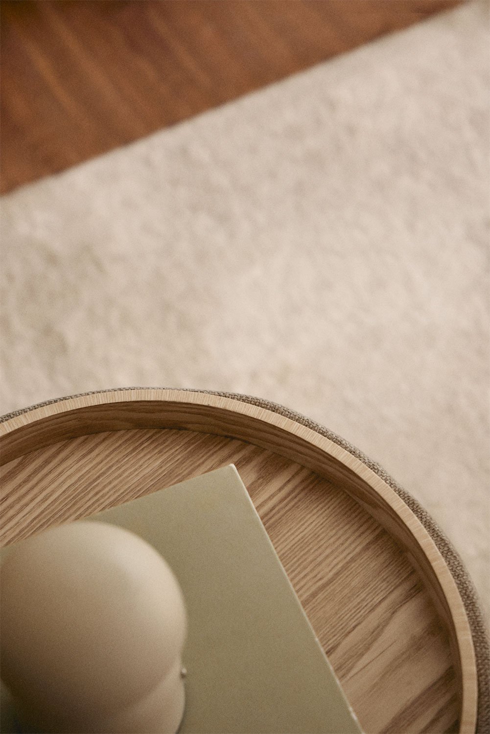 Table basse ovale rembourrée Berkeleni avec plateau et rangement, image de la galerie 2