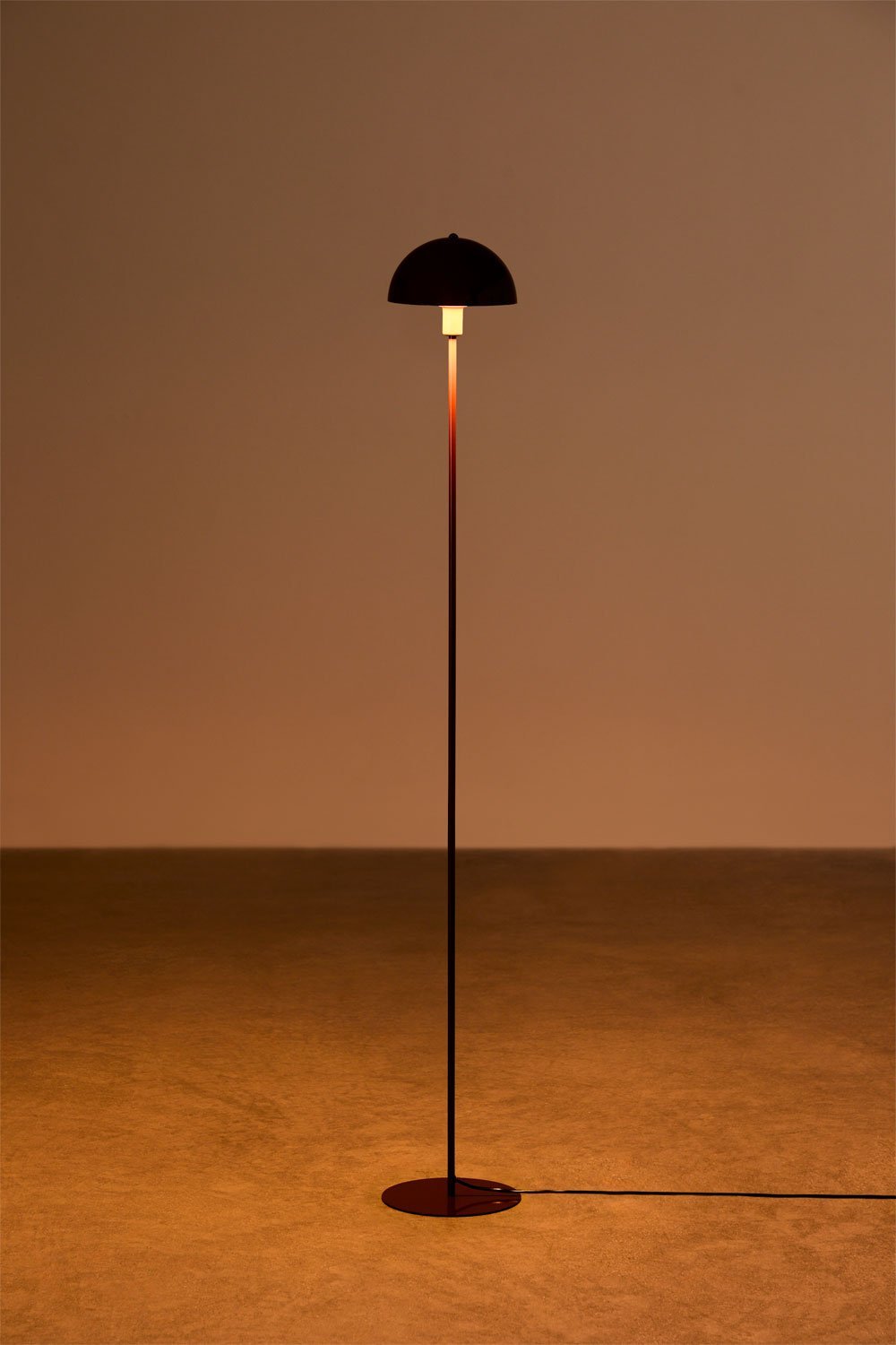 Lampadaire en fer Alnair, image de la galerie 4