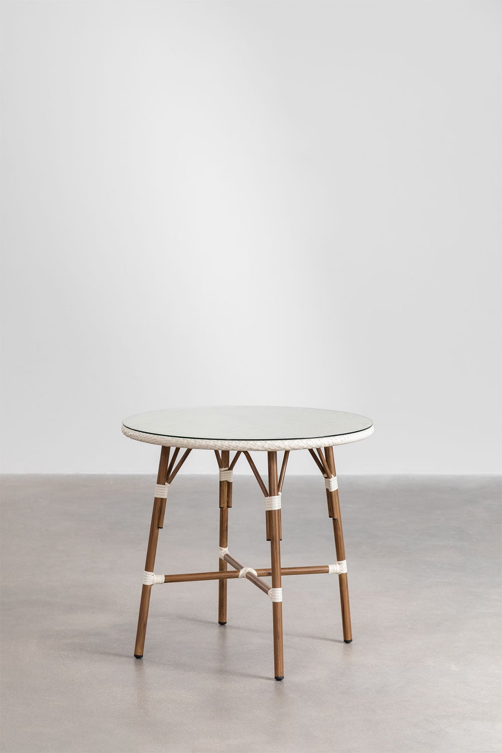 Ensemble table ronde Brielle Bistro (80 cm de diamètre) et deux chaises de jardin empilables en aluminium, image de la galerie 3