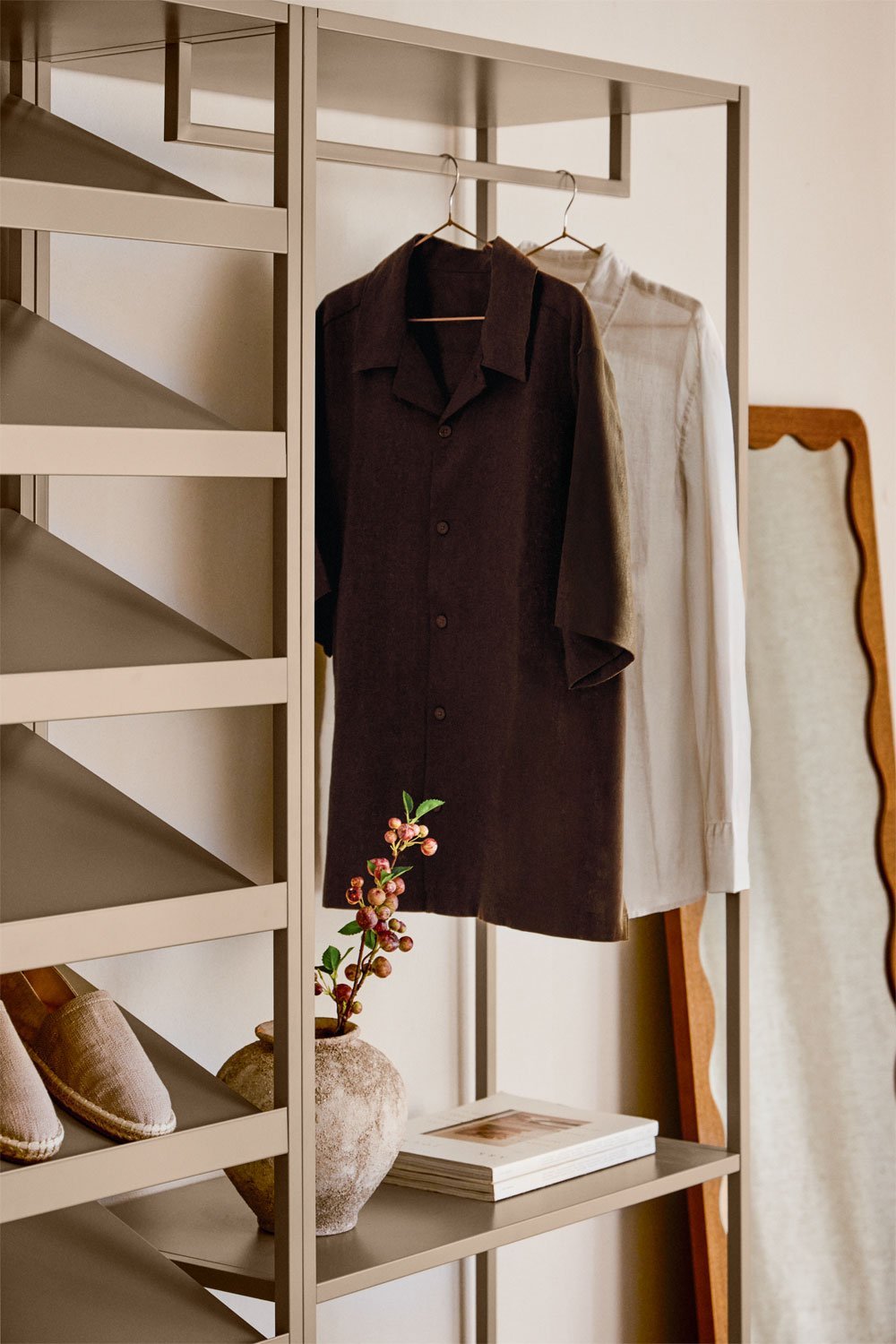 Armoire ouverte Janine avec tiroirs en acier, image de la galerie 2