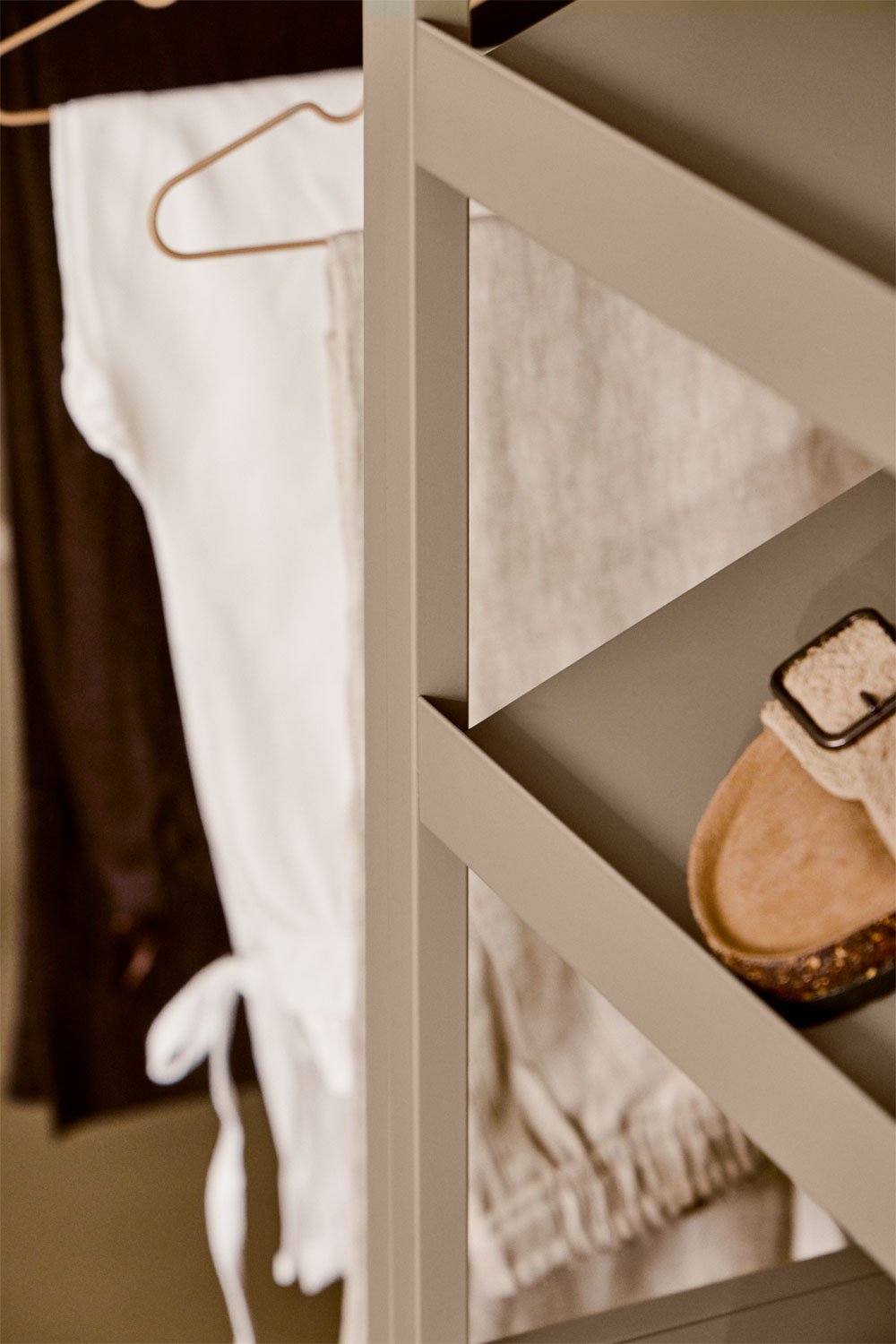 Armoire modulaire ouverte Janine 2 pièces avec porte-manteau et porte-chaussures bas en acier, image de la galerie 2