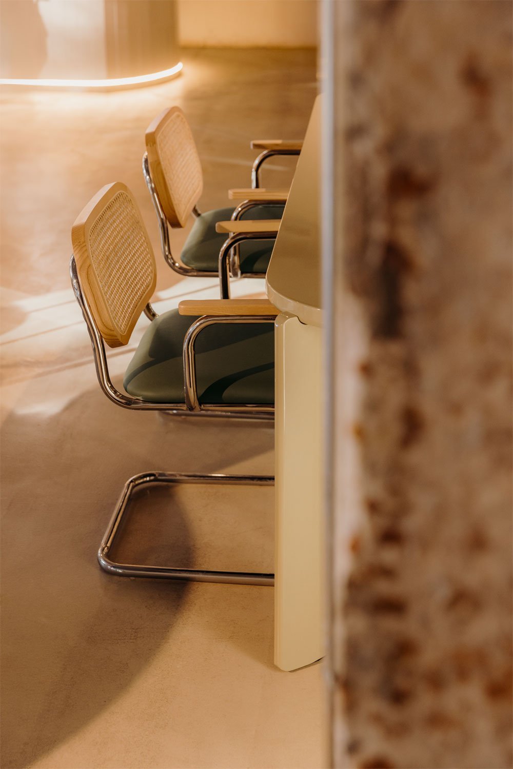 Chaise de salle à manger avec accoudoirs en similicuir Tento, image de la galerie 2