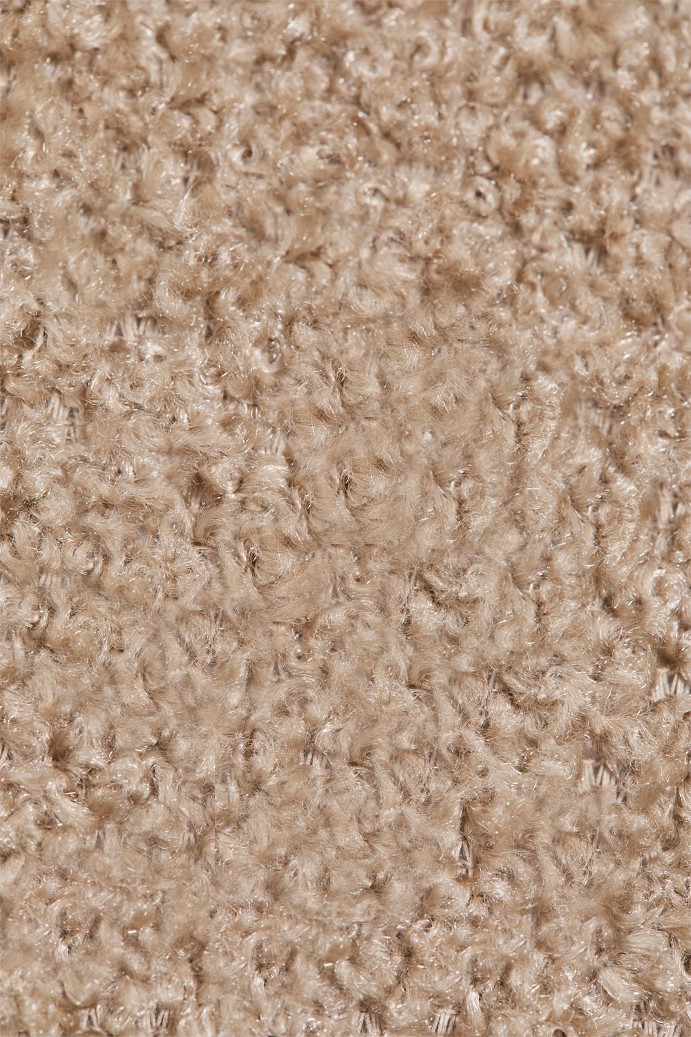 Gros plan de la chenille beige épaisse du canapé Coco, aux boucles serrées.