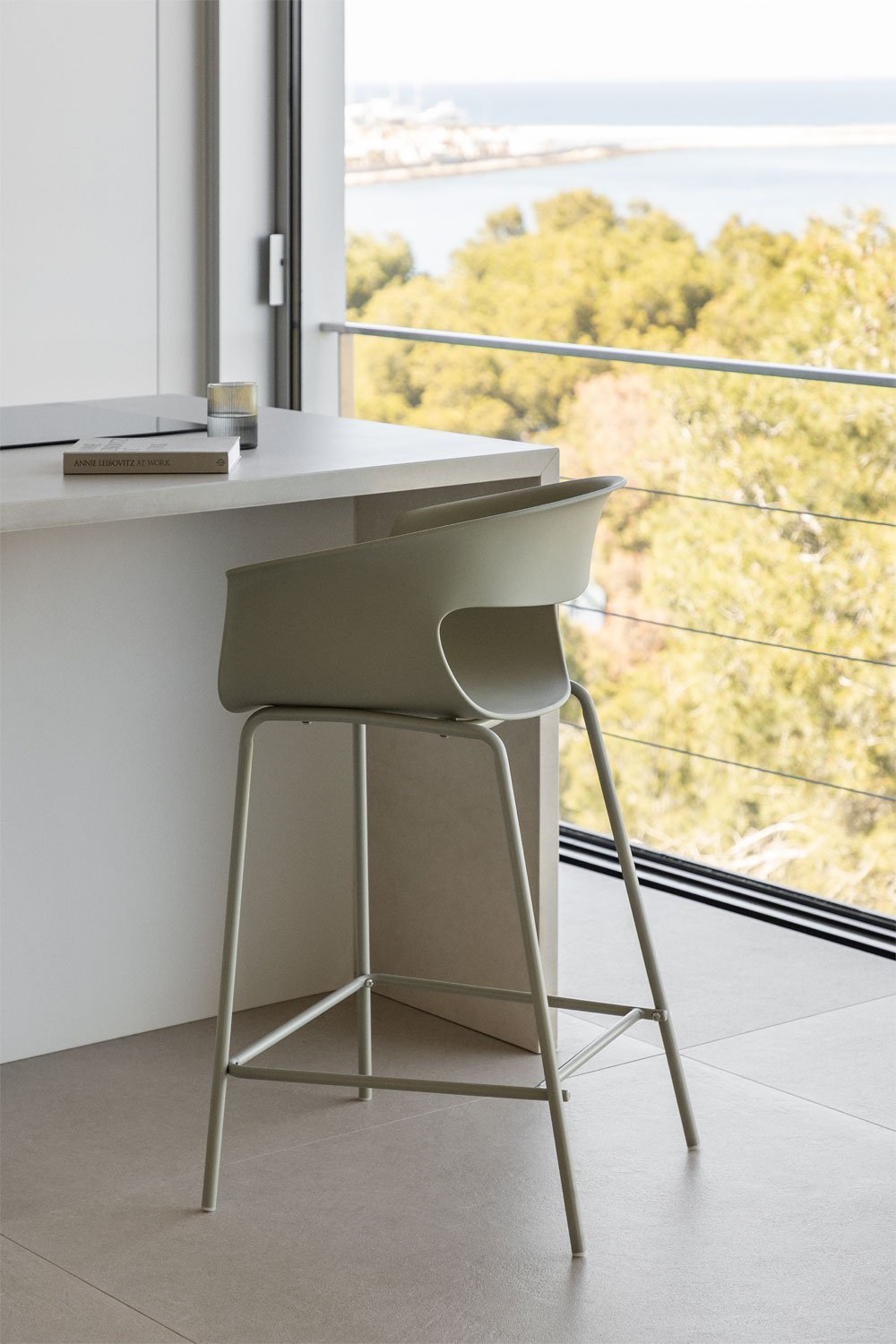 Tabouret haut en polypropylène et fer Alanys, image de la galerie 1