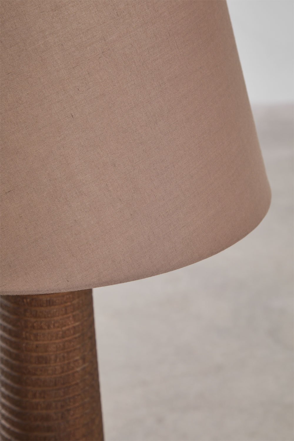 Lampe sur pied en bois de manguier Malva, image de la galerie 3