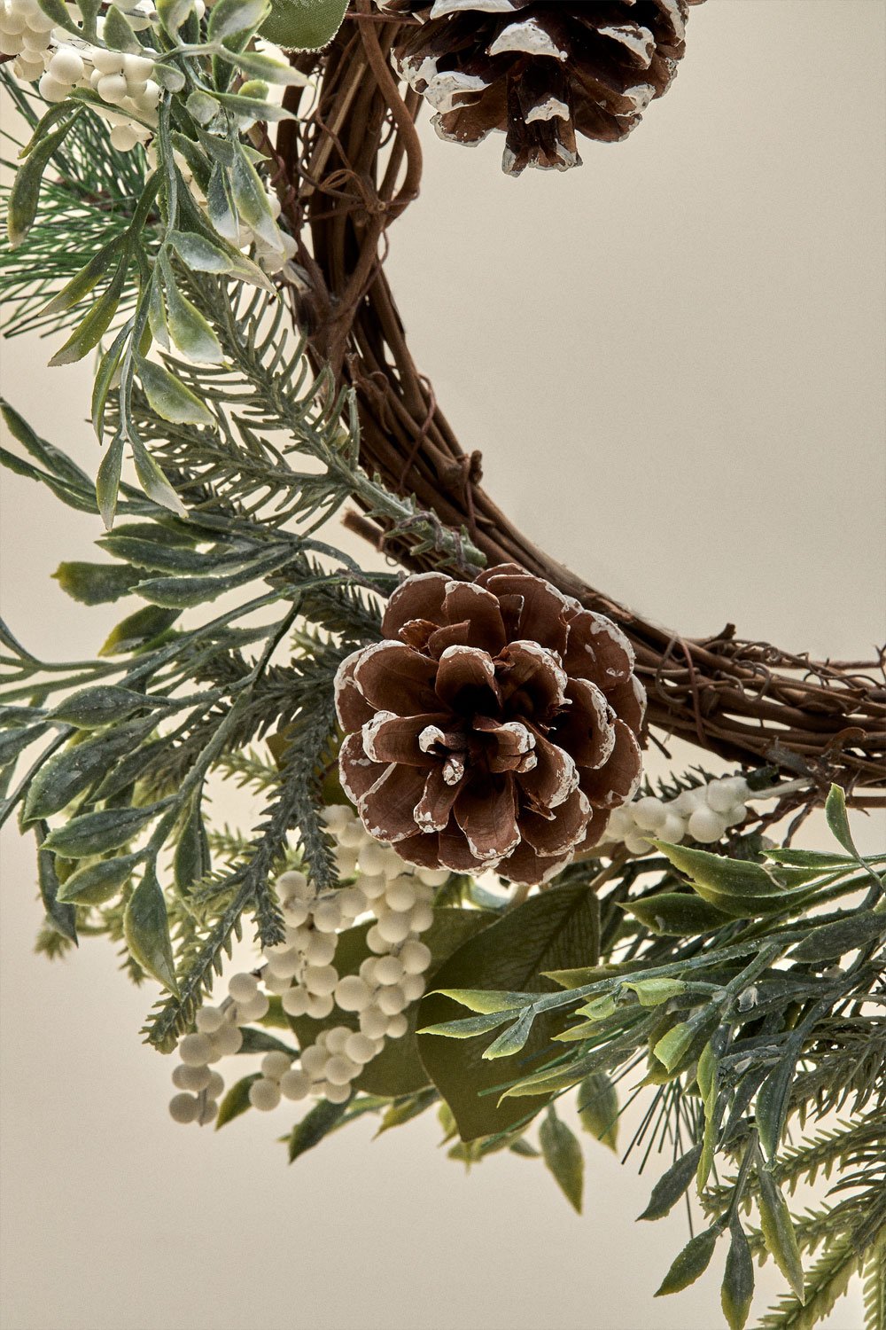 Couronne décorative de Noël Ø25 cm avec pommes de pin Hollis, image de la galerie 2