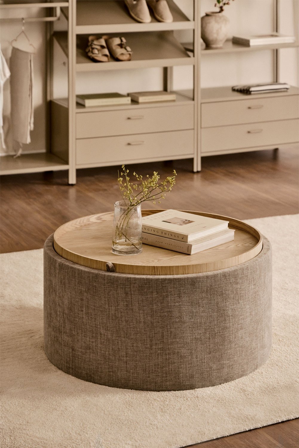 Table basse ronde rembourrée Berkeleni avec plateau et rangement, image de la galerie 1