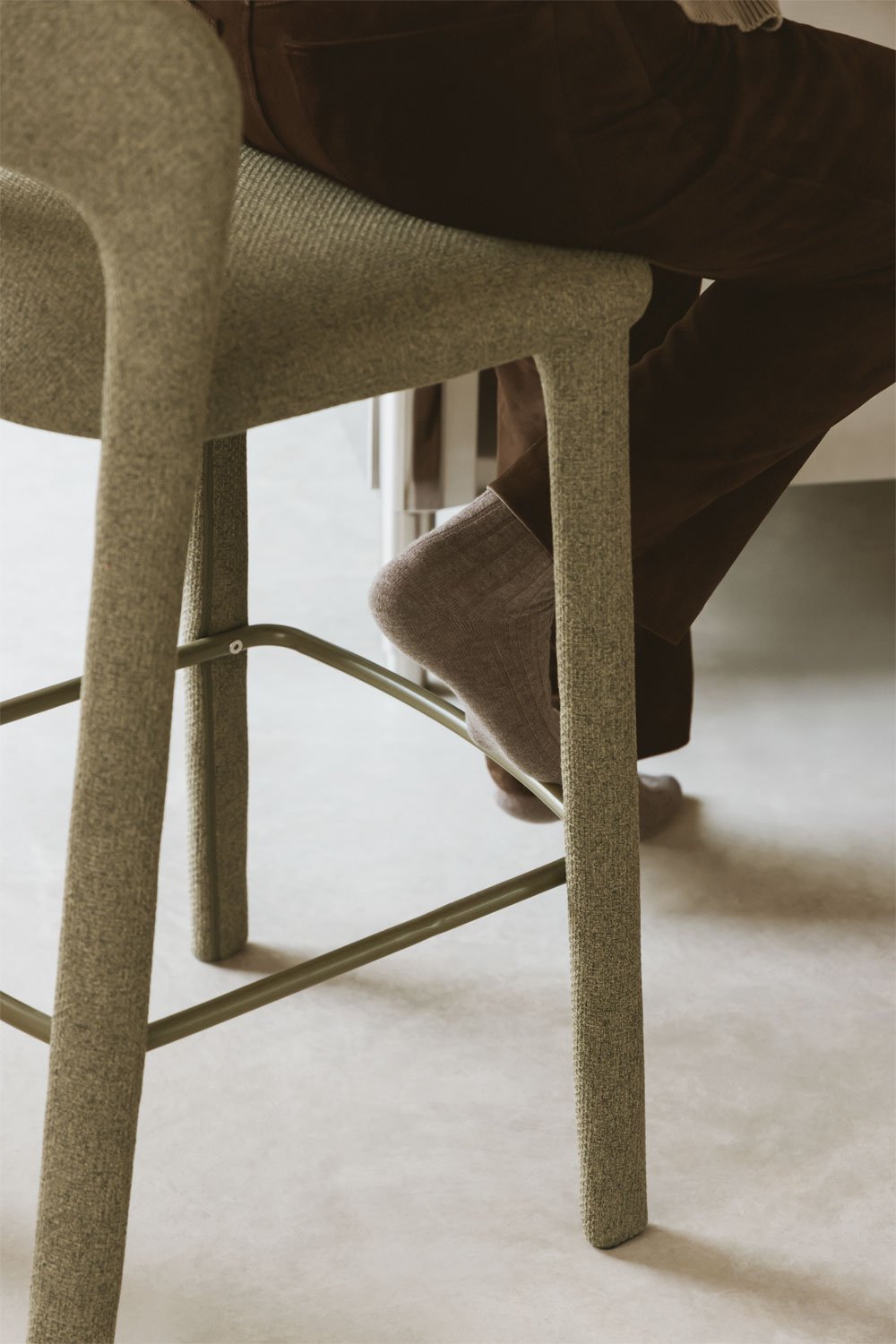 Lot de 4 tabourets hauts avec dossier rembourré Brusel, image de la galerie 2