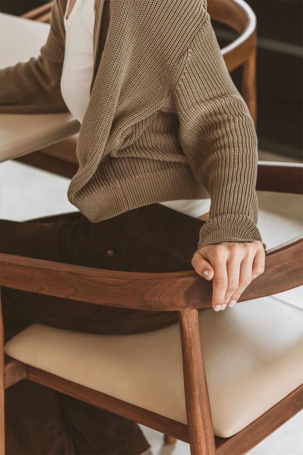 Pack de 4 chaises de salle à manger en bois de teck et cuir Visby, image de la galerie 2