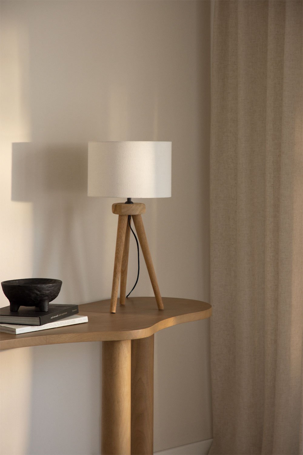 Lampe de table en bois de manguier Simona, image de la galerie 1