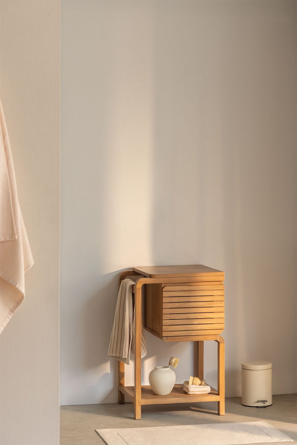 Ensemble de meubles de salle de bain en bois de teck Bradley, image de la galerie 1