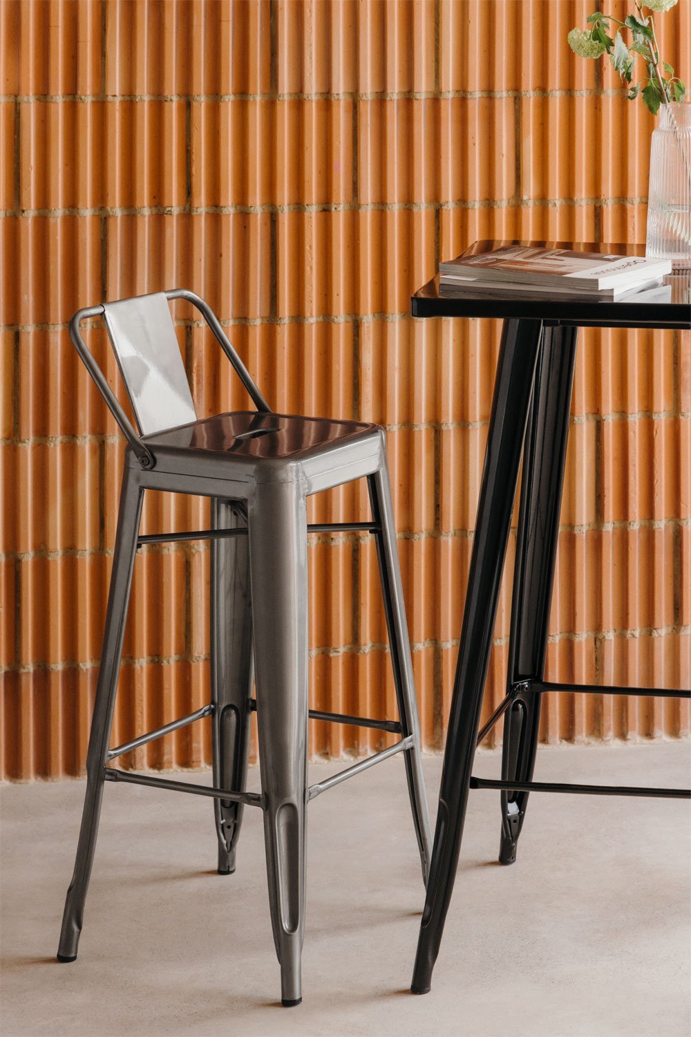 Tabouret haut ↑75 cm avec dossier en acier Lix, image de la galerie 1