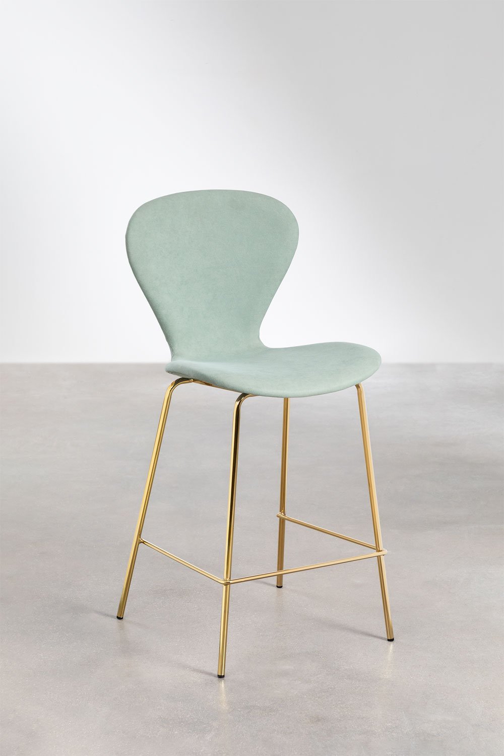 Sur un tabouret haut., image de la galerie 1