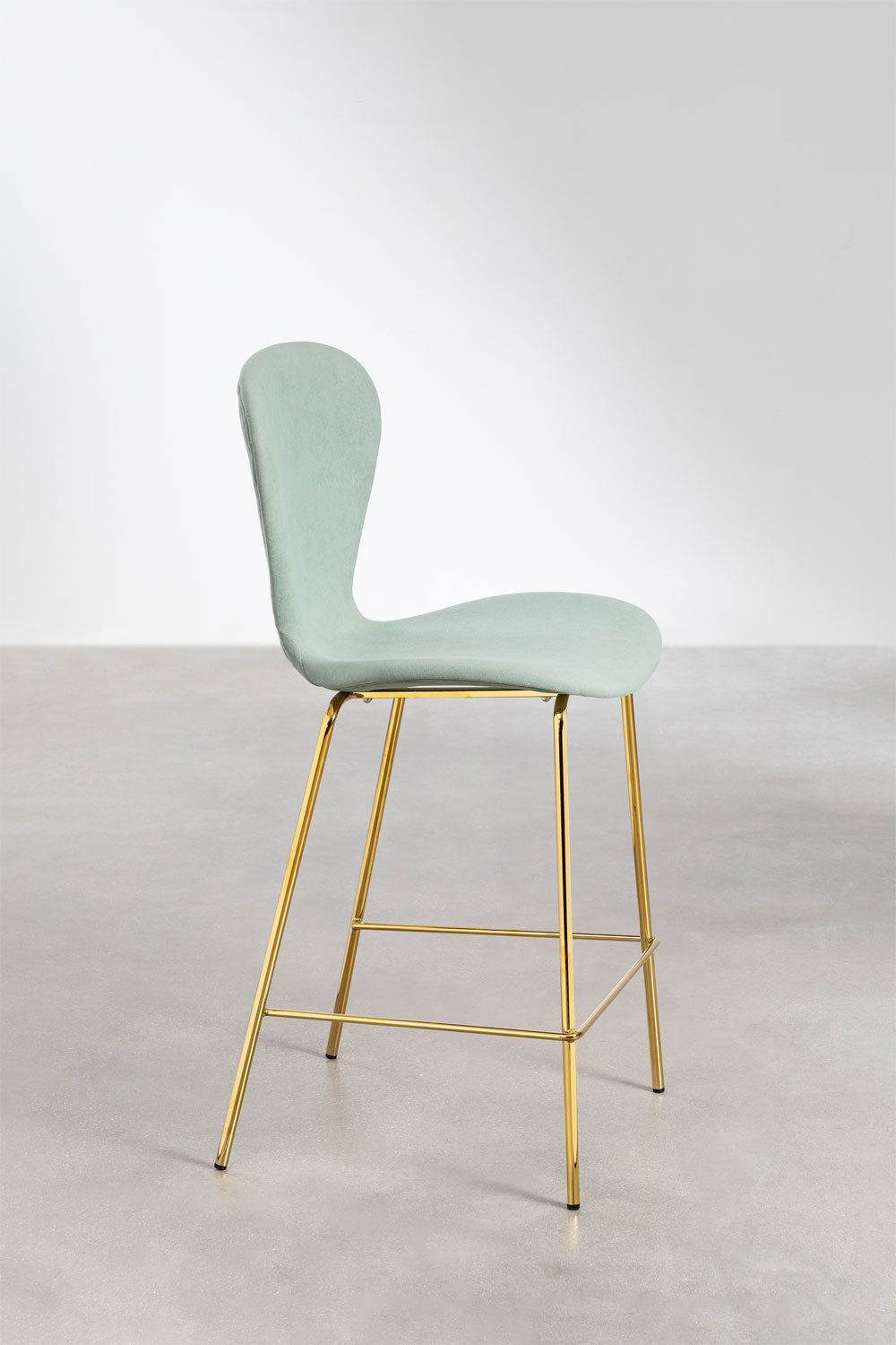 Sur un tabouret haut., image de la galerie 2