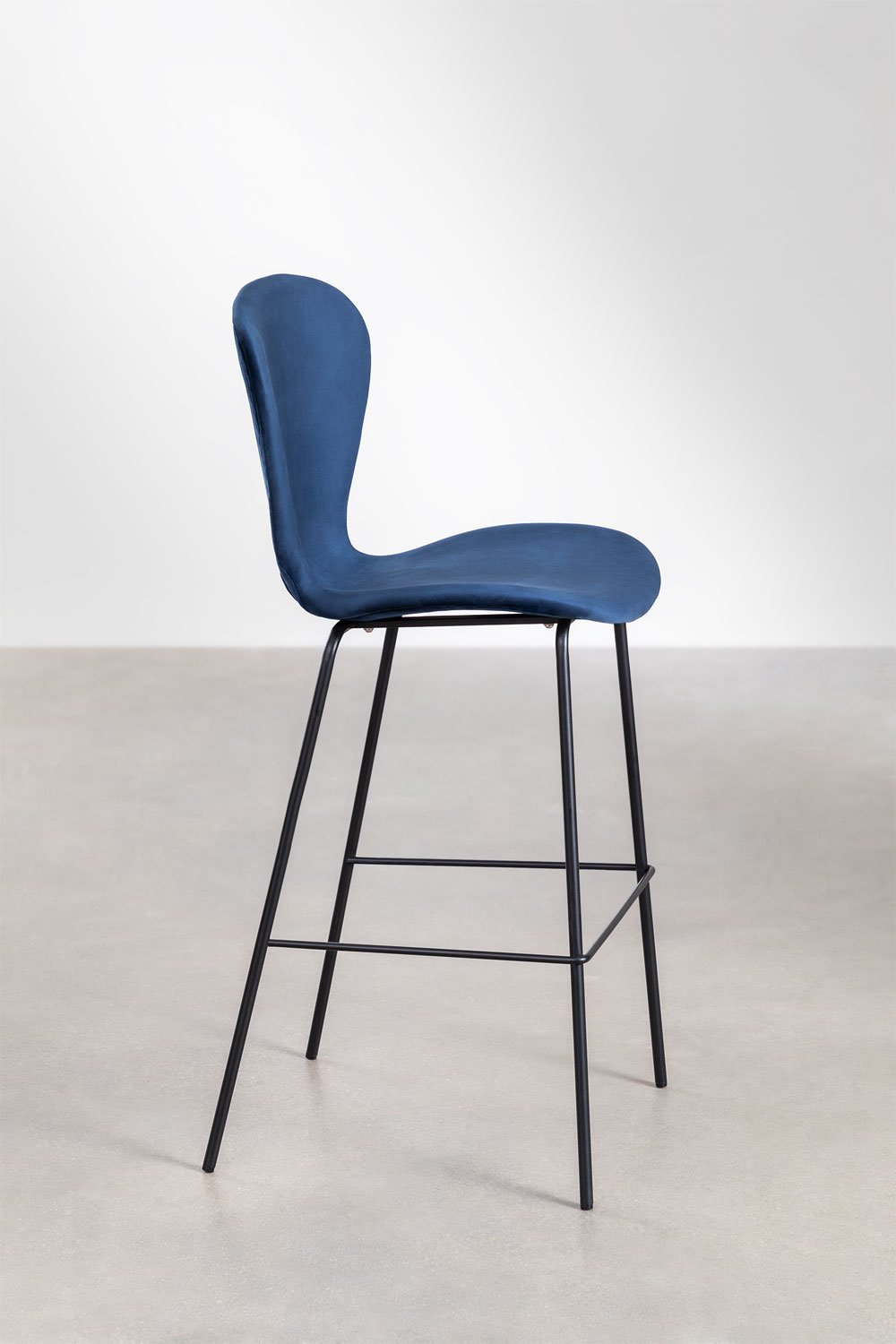 Sur un tabouret haut., image de la galerie 2