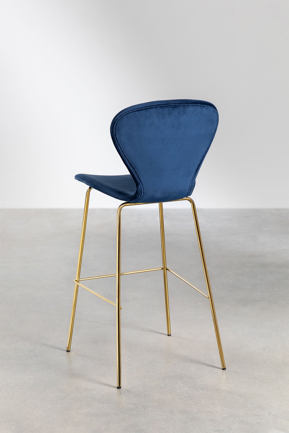 Sur un tabouret haut., image de la galerie 3