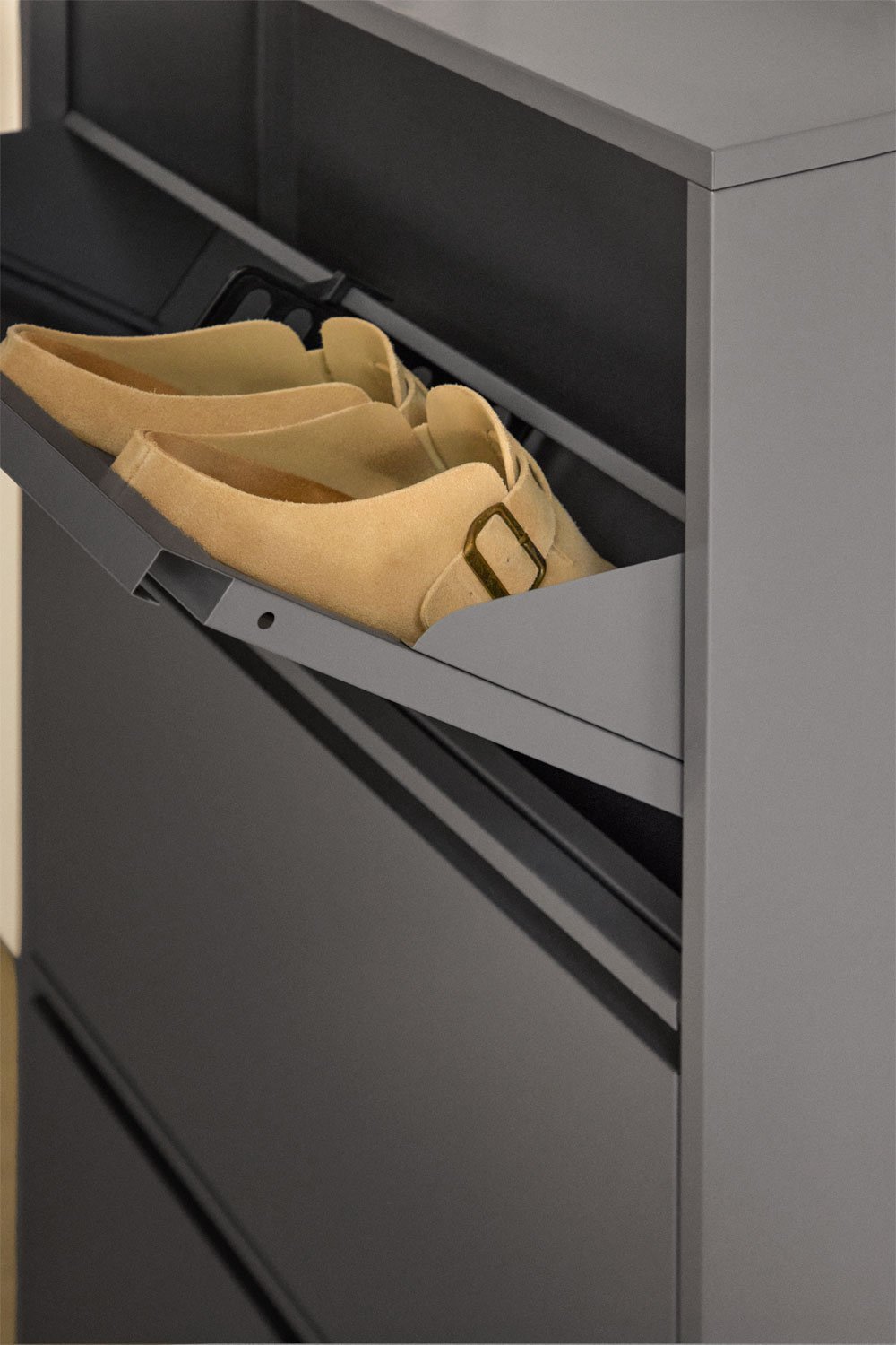 Étagère à chaussures en acier Logan, image de la galerie 2