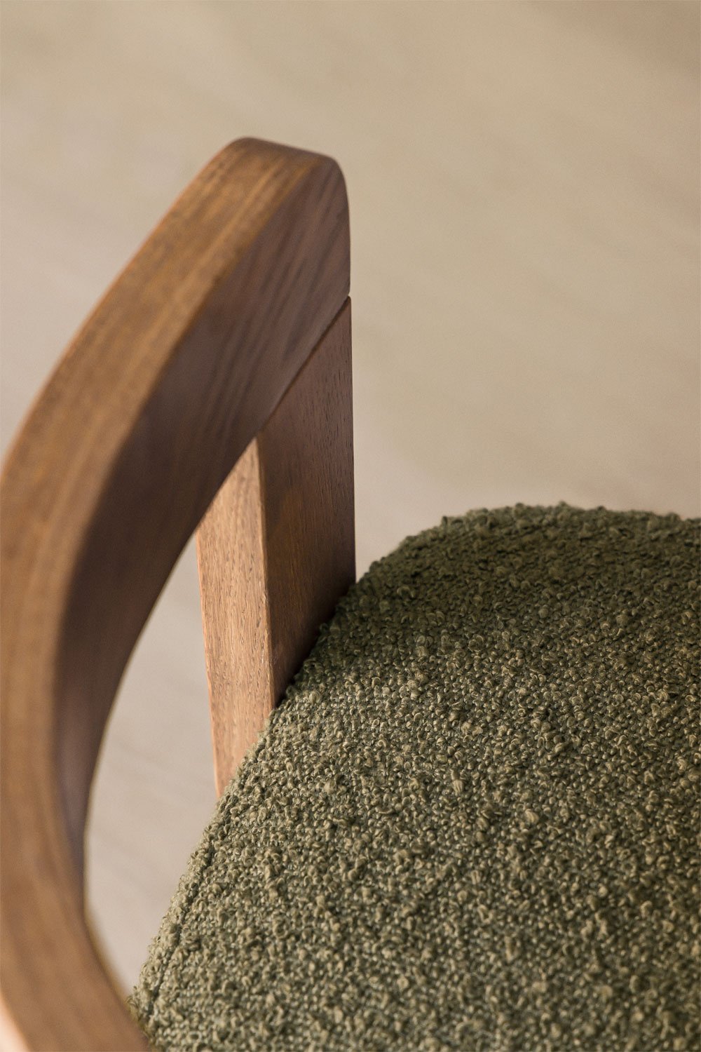 Chaise de salle à manger avec accoudoirs en bois et rembourrée Yvone, image de la galerie 2