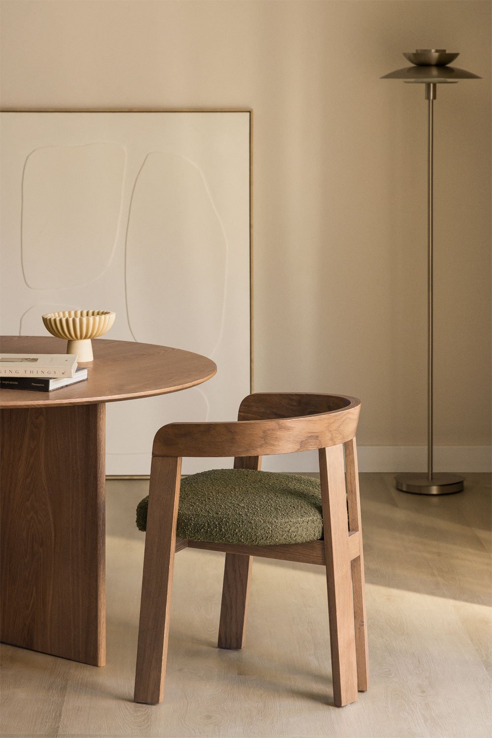 Chaise de salle à manger avec accoudoirs en bois et rembourrée Yvone, image de la galerie 1