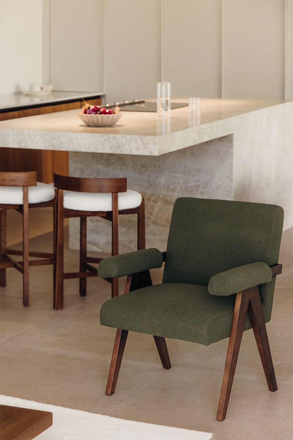 Fauteuil Lucca en bois et tissu bouclé, image de la galerie 1