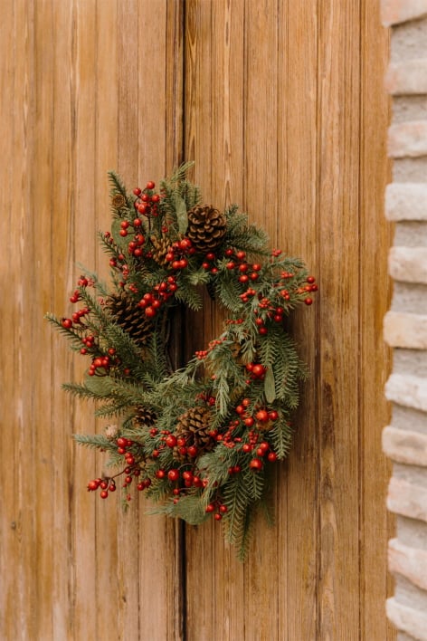 Couronne décorative de Noël Kinley Ø65 cm en rotin avec pommes de pin