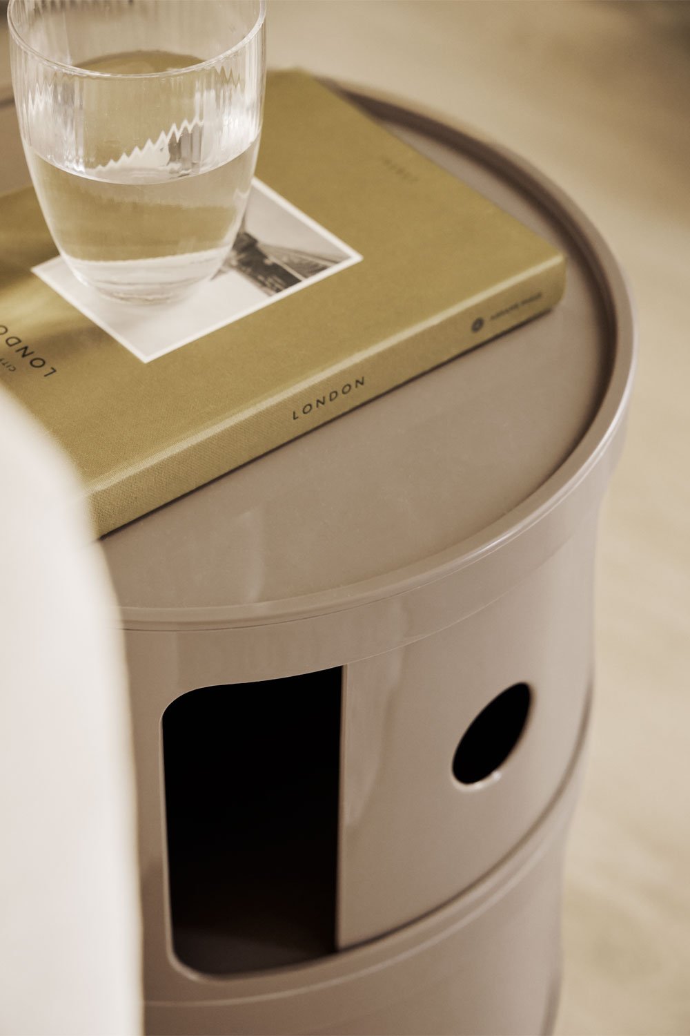 Table d'appoint ronde Babel avec étagères, image de la galerie 2